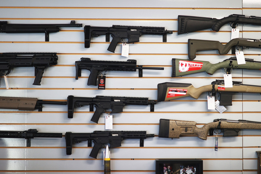 Des fusils à vendre dans une armurerie américaine
