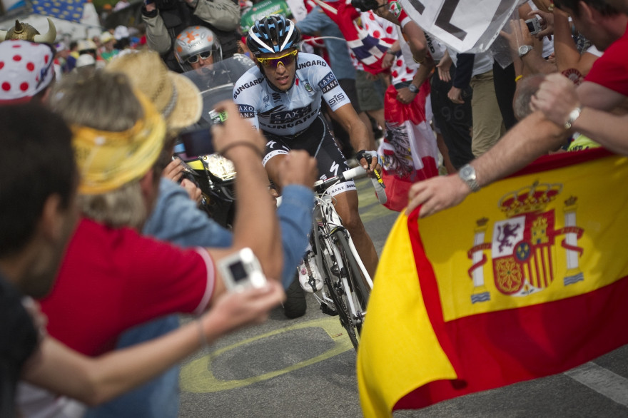 Le drapeau espagnol devant Alberto Contador sur le Tour de France 2011