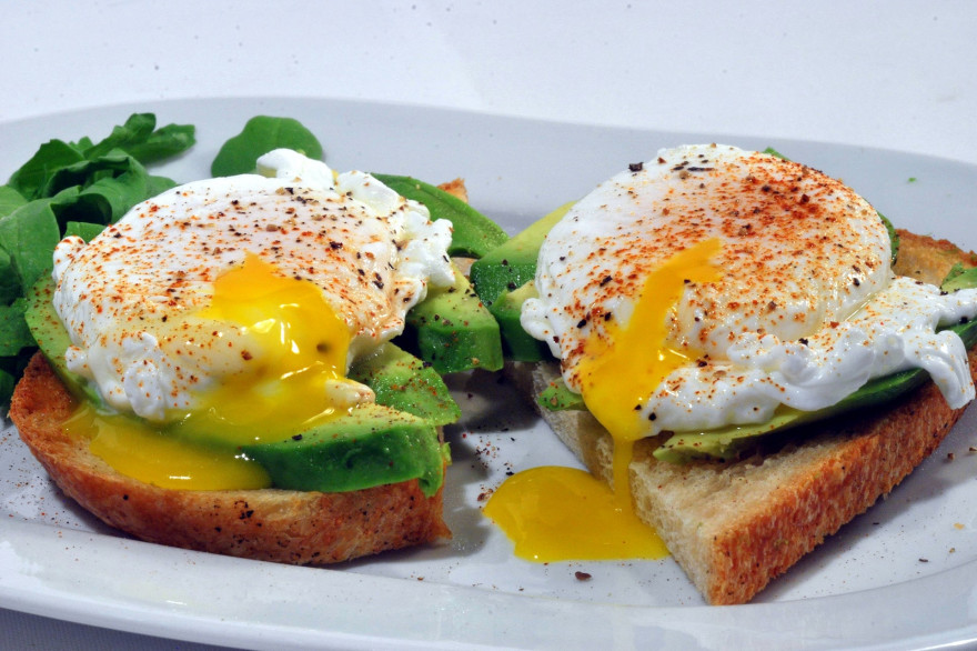 Pain grillé, oeuf mollet et avocat écrasé pour se régaler