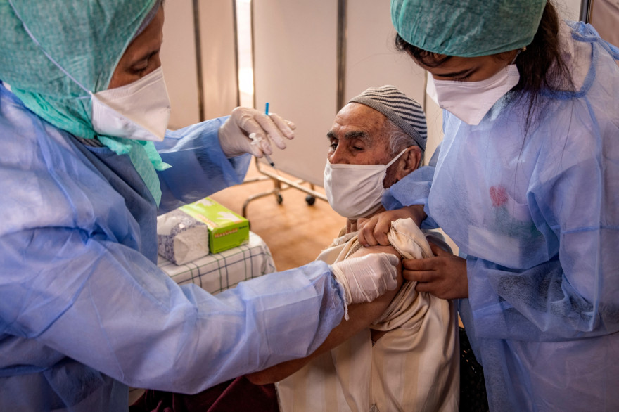 Un homme âgé reçoit une dose du vaccin contre le Covid-19 dans un centre de la ville de Salé, au Maroc, le 29 janvier 2021.