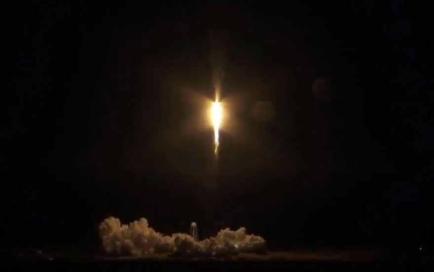 Des vidéos postées sur les réseaux sociaux montrent un épais amas de points brillants et de traînées lumineuses, se déplaçant lentement dans le ciel avant de s'éteindre. Image d'illustration.