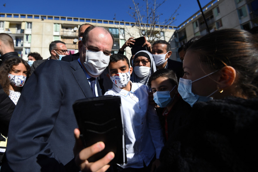 Le Premier ministre Jean Castex pose avec des habitants alors qu'il visite le quartier de Pissevin à Nîmes, le 27 mars 2021.