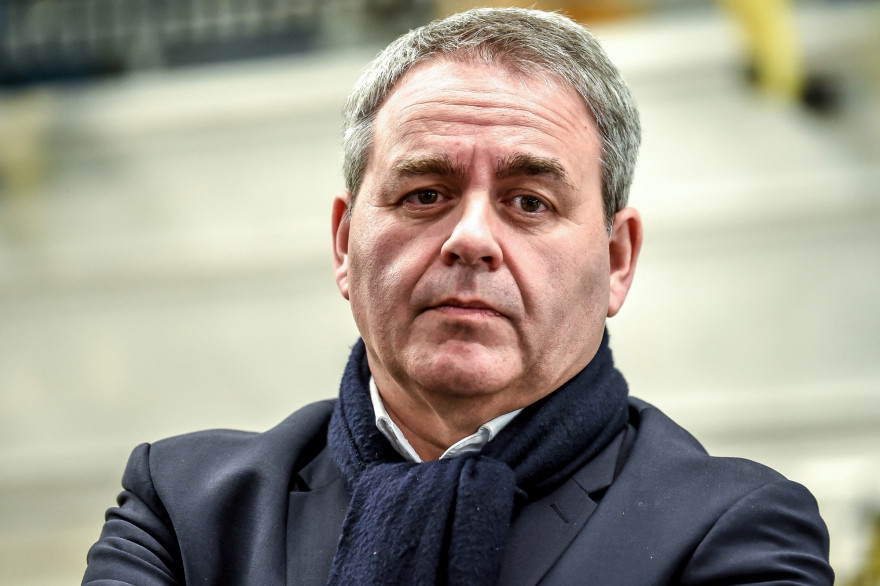 Le Président de la région Hauts-de-France, Xavier Bertrand, lors d’une visite de l'usine Alstom de fabrication de RER NG, à Petite-Foret près de Valenciennes, le 19 février 2019.