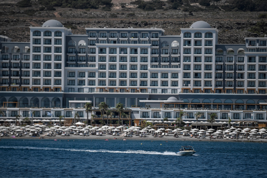 Une plage devant un hôtel sur l'île de Rhodes (illustration).