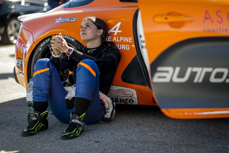 Lilou Wadoux devant son Alpine du team Autosport GP