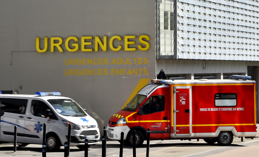 Une ambulance des secours et un camion de pompiers (illustration).