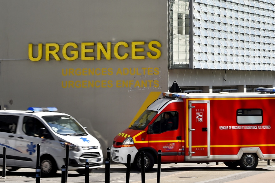 Une ambulance des secours et un camion de pompiers (illustration).