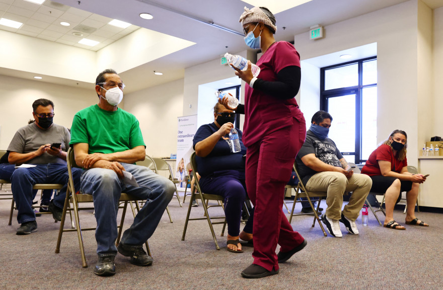 Des patients attendant d'être vaccinés en Californie