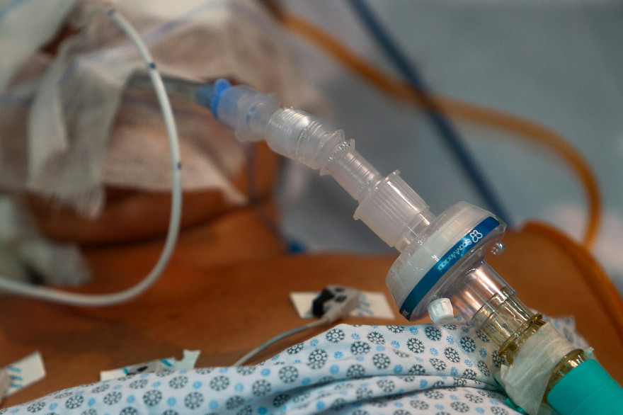 Un patient malade du coronavirus intubé à l’hôpital de campagne installé à Santo Andre, au Brésil, le 26 mars 2021.