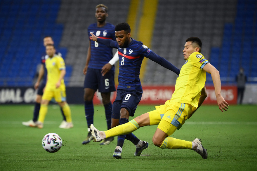 Thomas Lemar devant Paul Pogba avec les Bleus au Kazakhstan le 28 mars 2021