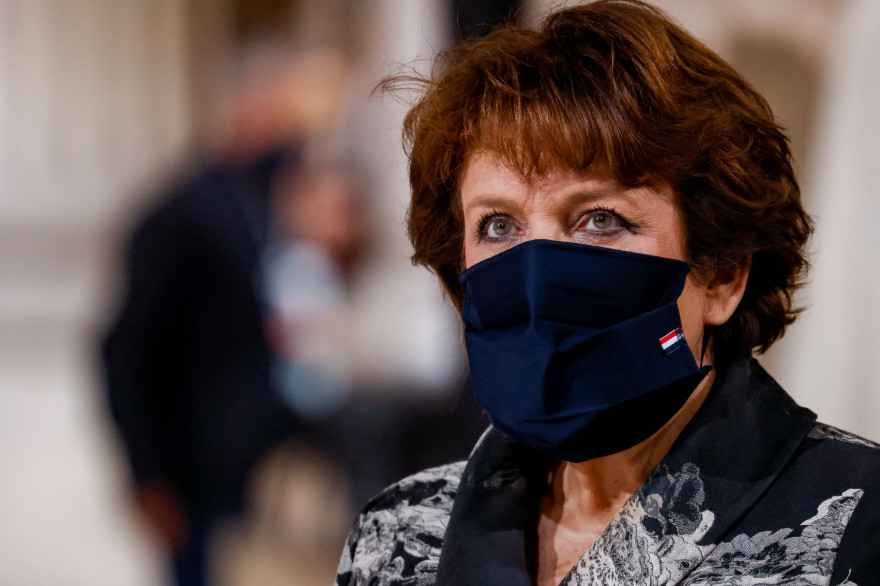 Agée de 74 ans, la ministre avait été testée positive le 20 mars "à la suite de symptômes respiratoires", avant que son entourage annonce le mercredi 24 son hospitalisation.