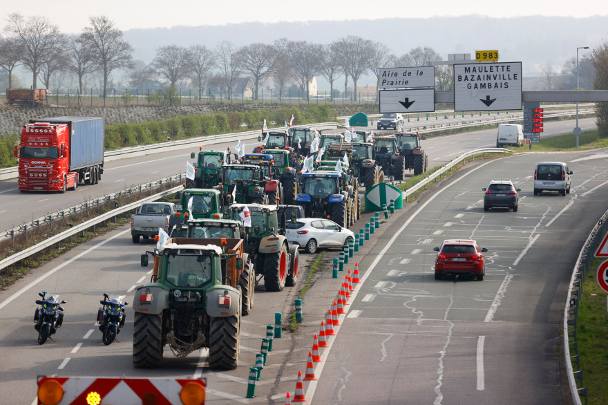 Des agriculteurs manifestent à Houdan, le 2 avril 2021.