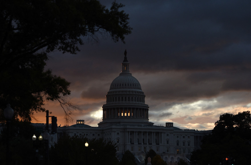 Deux policiers ont été blessés près du Capitole à Washington après avoir été heurtés par une voiture.