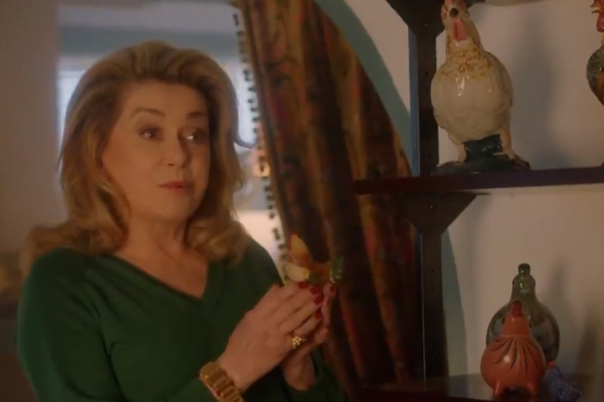 Catherine Deneuve et ses poules en porcelaine dans une publicité inédite