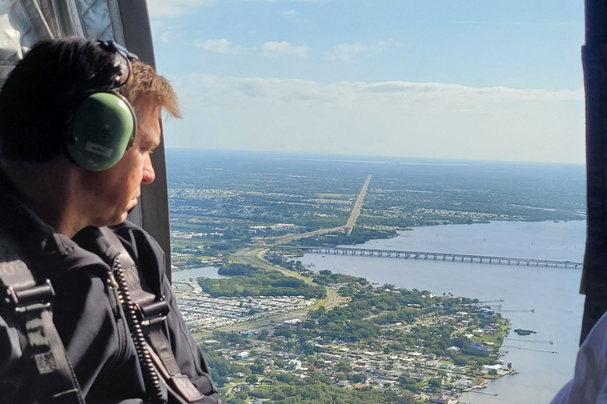 Le gouverneur de Floride, Ron DeSantis survole la baie de Tampa.