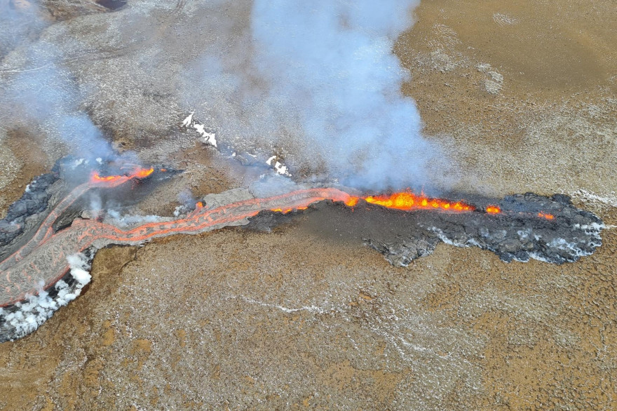 L’éruption volcanique aux abords du mont Fagradalsfjall, en Islande, s’est étendue avec une nouvelle faille de lave