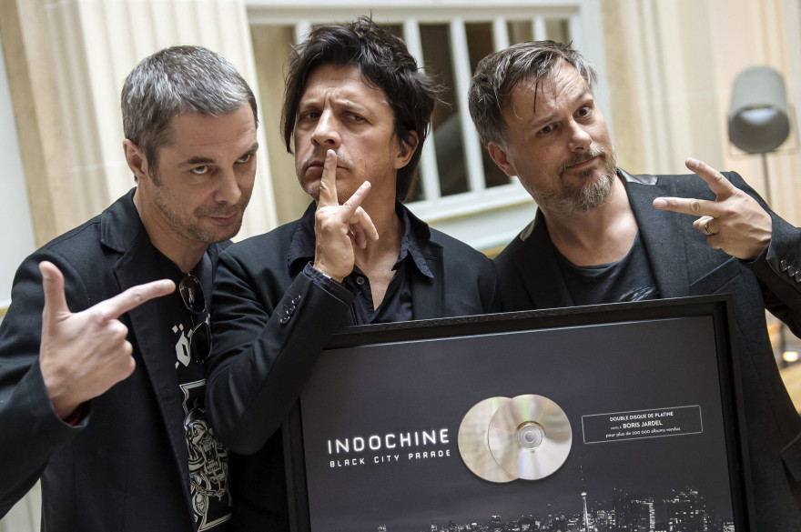 Annoncée du 29 mai au 4 juillet, la tournée XXL d'Indochine marquant les 40 ans du groupe, est finalement décalée d'un an en raison des incertitudes de la crise sanitaire.