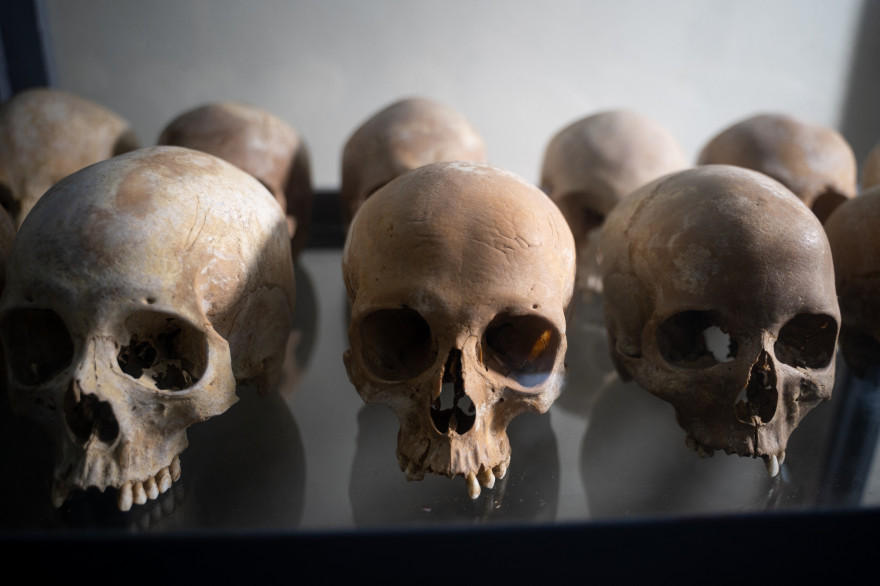 Des crânes de victimes du génocide au mémorial du génocide de Gatwaro Genocide Memorial in Kibuye, au Rwanda.