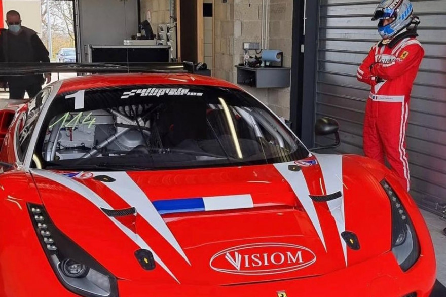 David Hallyday à côté de sa Ferrari lors des essais en mars 2021 à Dijon