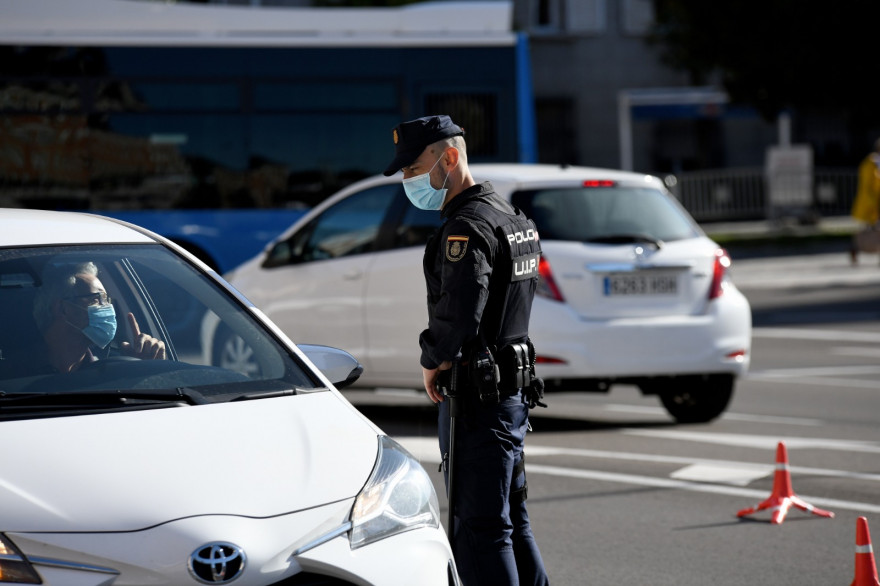 Un policier espagnol effectue un contrôle routier (image d'illustration)