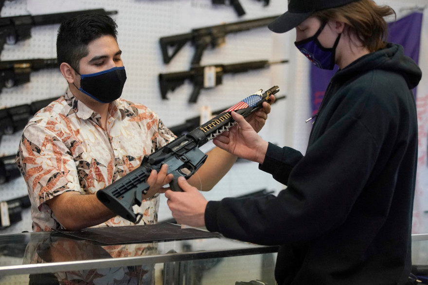 Un client regardant un fusil AR-15 dans l’Utah, le 4 février 2021
