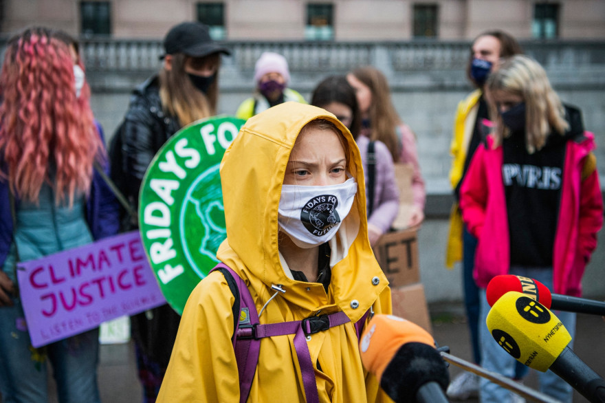 Greta Thunberg, militante suédoise pour le climat, est interviewée lors d’une manifestation « Fridays for Future » devant le Parlement suédois Riksdagen à Stockholm le 9 octobre 2020.