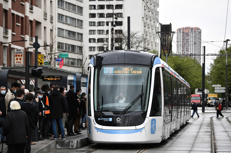 Le tramway T9 relie la porte de Choisy à Orly-Ville.