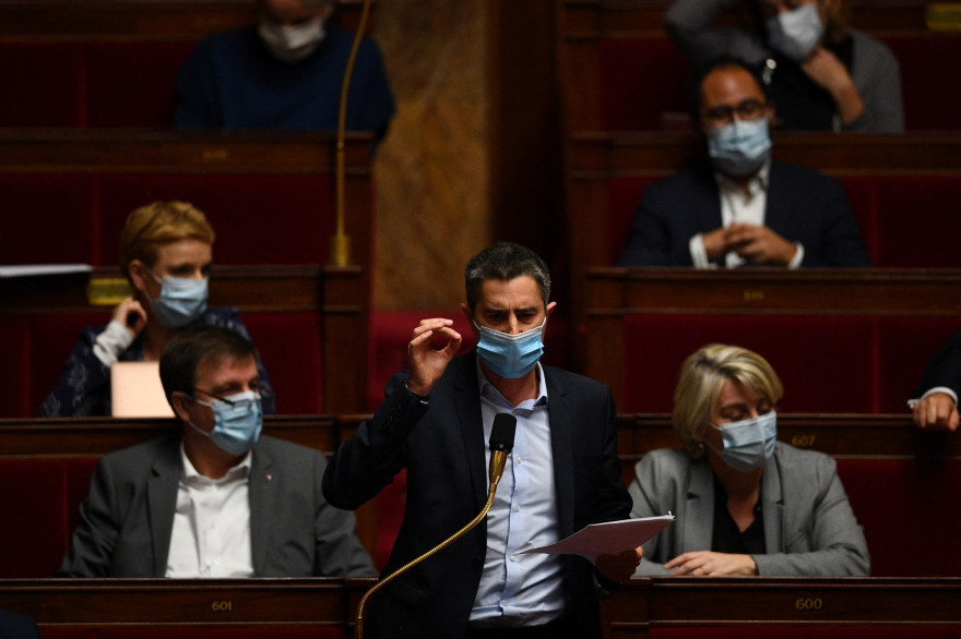 Le député du parti d’opposition de gauche La France Insoumise François Ruffin s’exprime lors d’une séance de questions au gouvernement à l’Assemblée nationale à Paris le 12 janvier 2021.