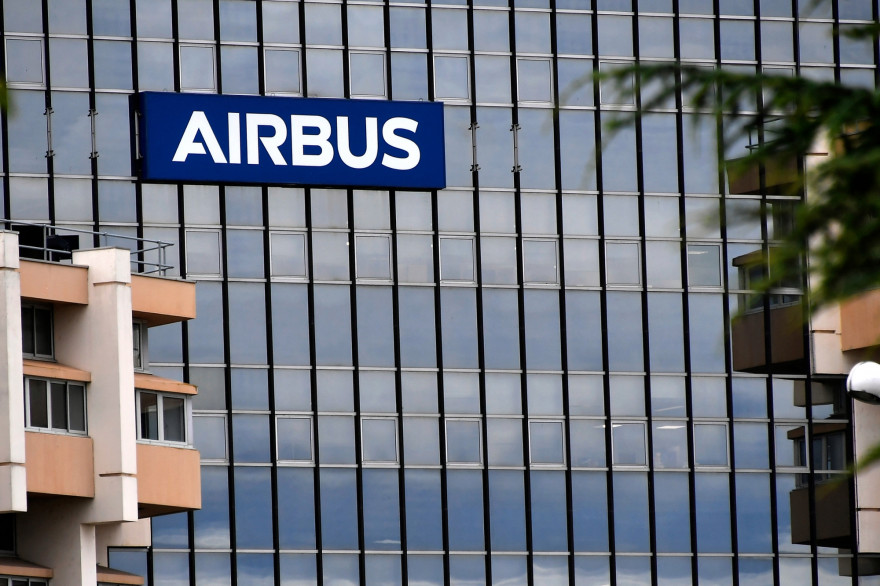 Une photo prise le 2 juillet 2020 montre le logo Airbus sur le siège de l’entreprise à Saint-Martin-du-Touch, près de Blagnac, dans la banlieue de Toulouse.