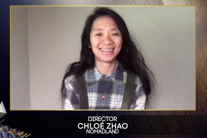 La réalisatrice chinoise Chloé Zhao réagissant après avoir remporté le prix du meilleur réalisateur pour son film "Nomadland", 11 avril 2021.