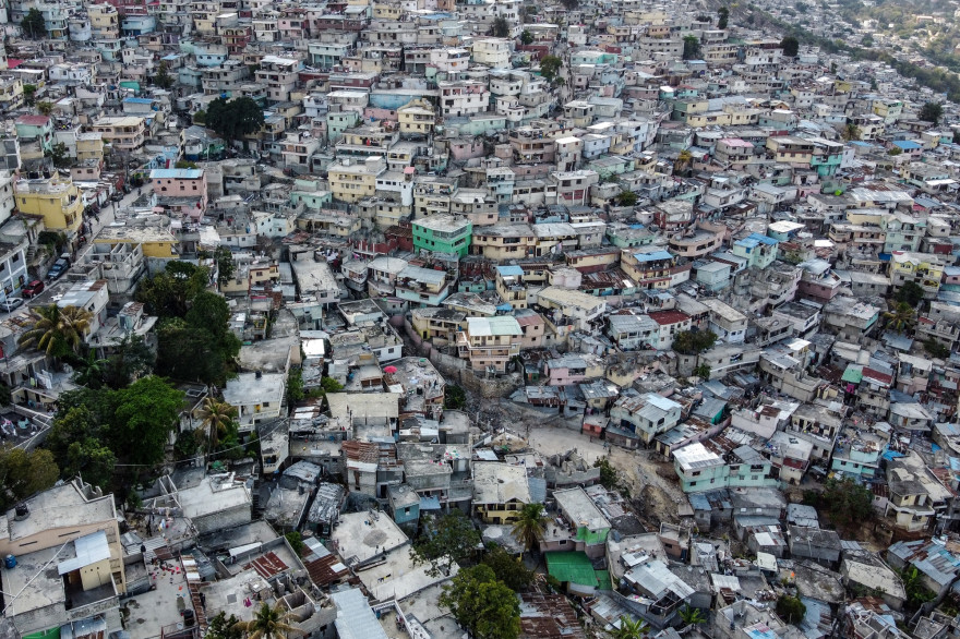 Vue aérienne de la forte densité de maisons dans le quartier de Jalousie à Port-au-Prince, à Haïti, le 12 mars 2020. (Illustration)