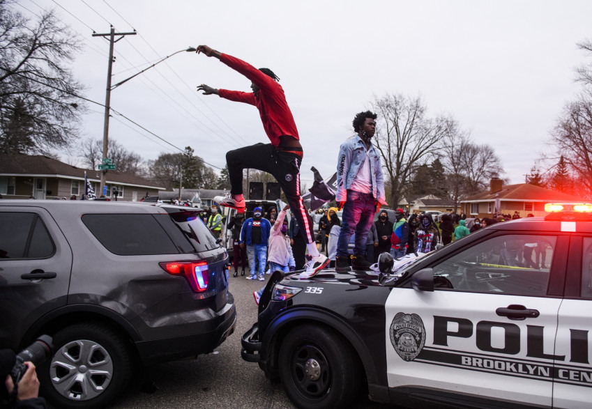 Un rassemblement devant le poste de police de Brooklyn center à Minneapolis dans leMinnesota, le 11 avril 2021, après la mort d'un jeune afro-américain, sous les tirs d'un policier