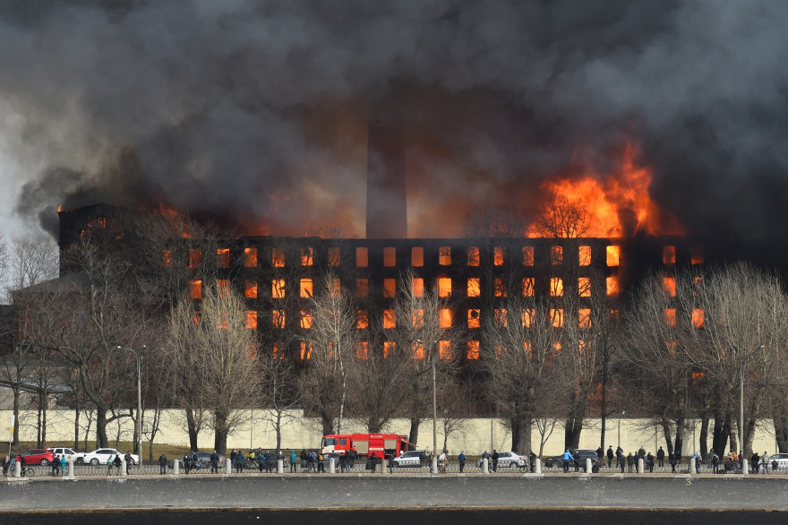 Une des plus vieilles usines textiles de Saint-Pétersbourg, en Russie, ravagée par un incendie le 12 avril 2021