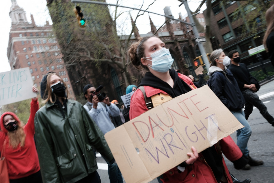 Des gens défilent dans les rues de Manhattan pour protester contre le meurtre récent d’un Afro-Américain par la police dans le Minnesota le 12 avril 2021, à New York.