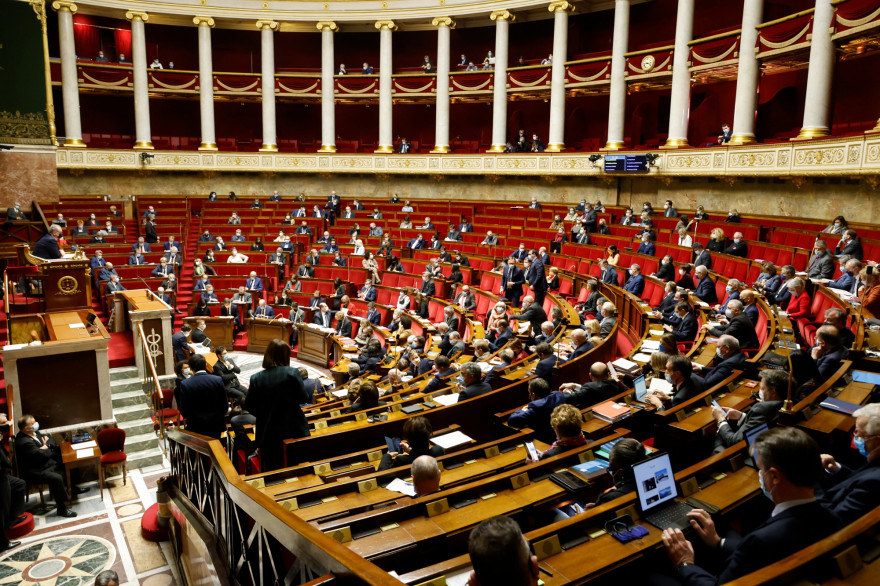 Un point de vue général montre une session de questions au gouvernement à l’Assemblée nationale à Paris, le 9 février 2021.