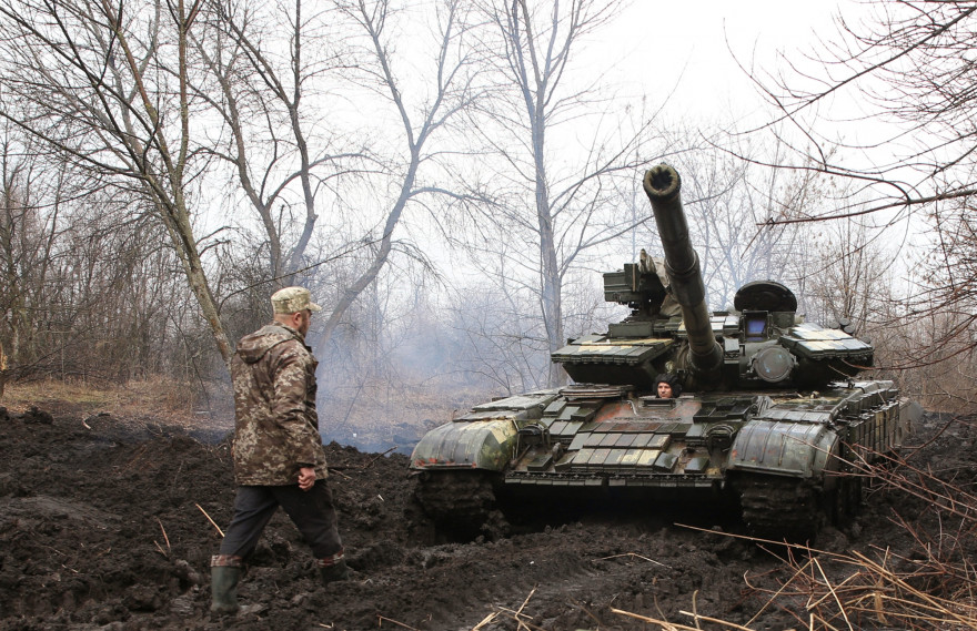 Des militaires ukrainiens près de la ligne de front avec des séparatistes pro-russes, près de Lysychansk, le 7 avril 2021.