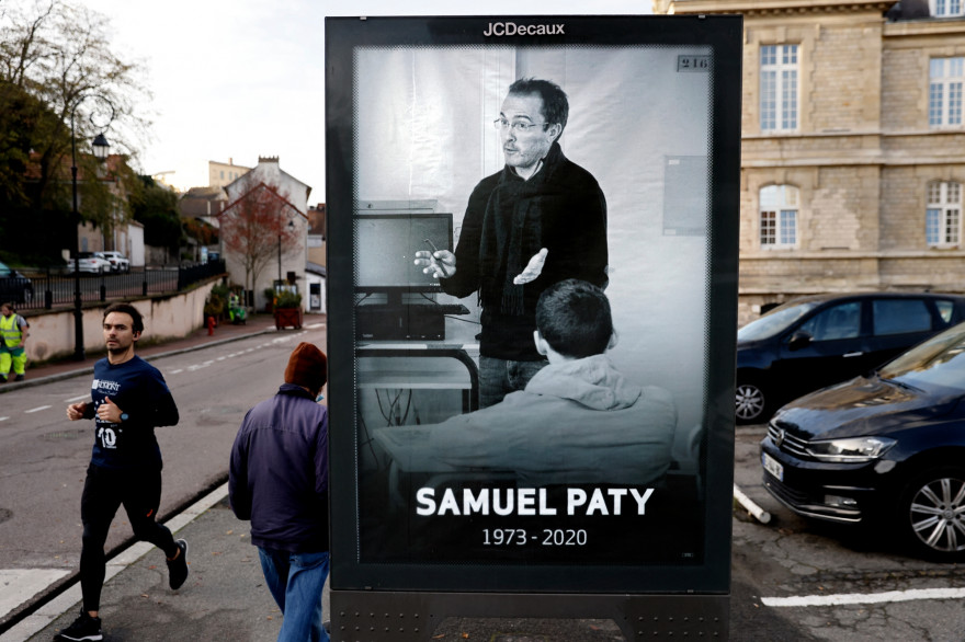 Samuel Paty a été victime d'une attaque terroriste islamiste, le 16 octobre 2020, à Conflans-Sainte-Honorine, dans les Yvelines.