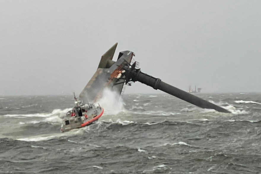 Le Seacor Power a chaviré dans une tempête près de Port Fourchon, à environ 160 km au sud de la Nouvelle-Orléans.