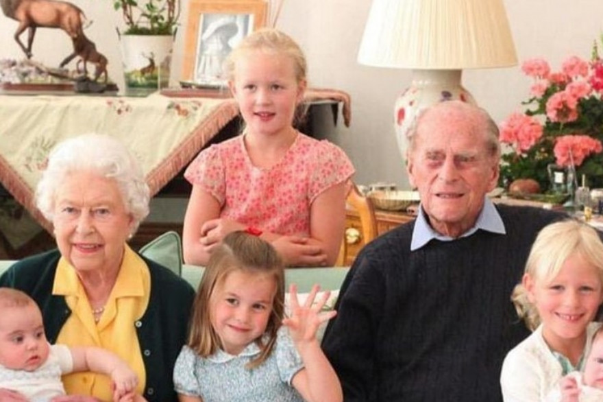 Elizabeth II et le prince Philip en compagnie de leurs arrière-petits-enfants