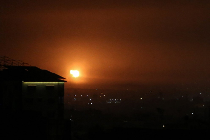 Photo d'une explosion au sud de Gaza après une frappe aérienne menée par Israël.