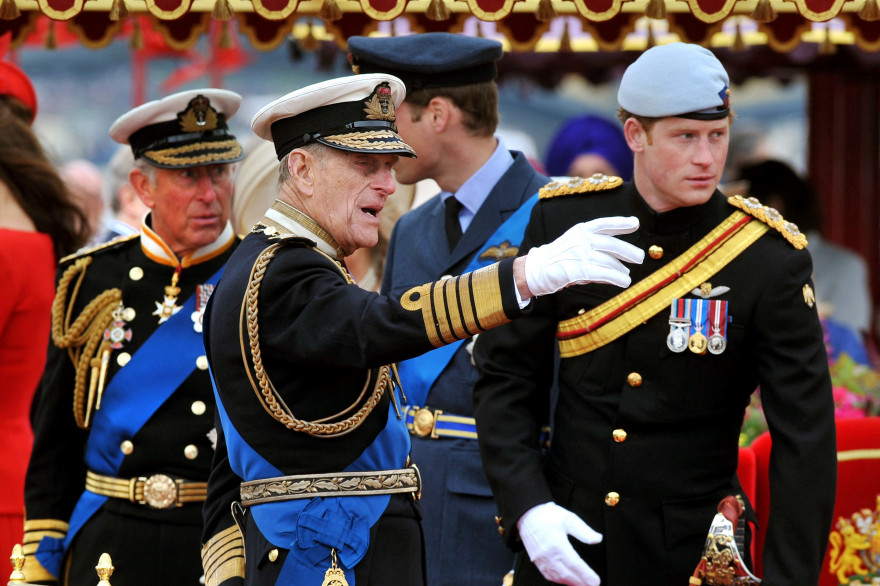Les princes Charles, Philip et Harry en uniformes en 2012