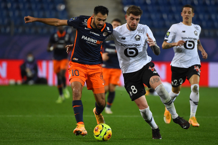 Le Montpelliréain Laborde au duel avec le Lillois Xeka le 23 décembre 2020 à Montpellier