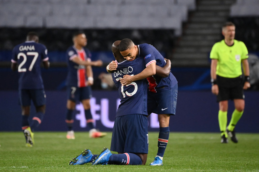 Danilo Pereira enlace Colin Dagba le 13 avril 2021 au Parc des Princes