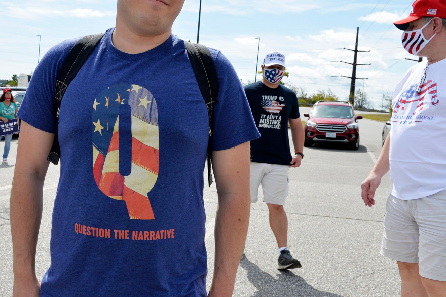 Un homme portant un t-shirt représentant le mouvement QAnon, dans le New Hampshire, aux États-Unis.