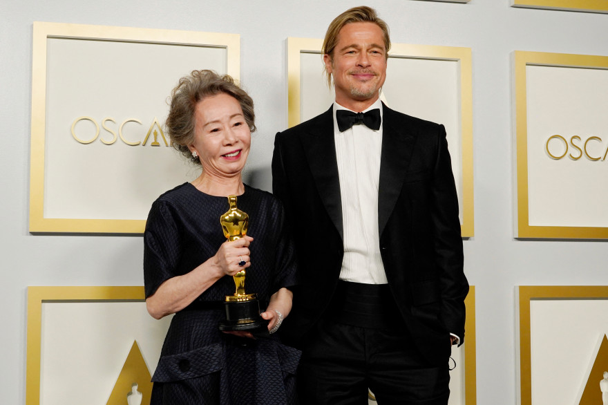Yuh-Jung Youn avec Brad Pitt lors de la 93ème cérémonie des Oscars