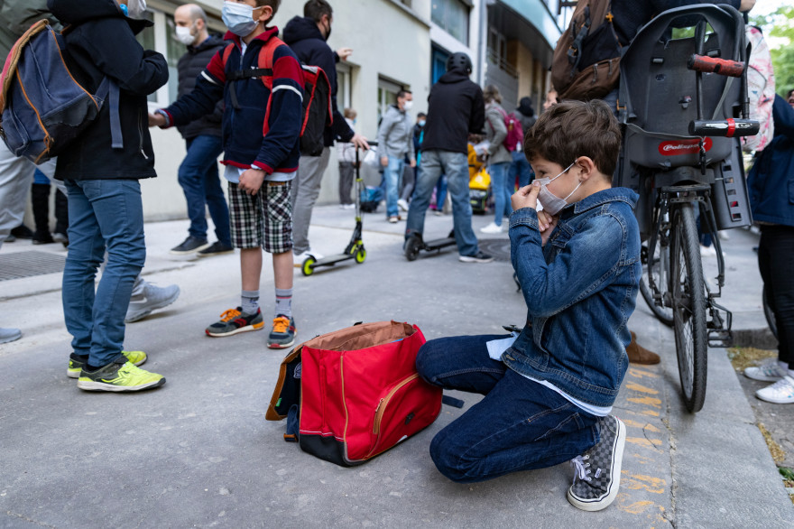 Des enfants devant une école à Paris, le 26 avril 2021