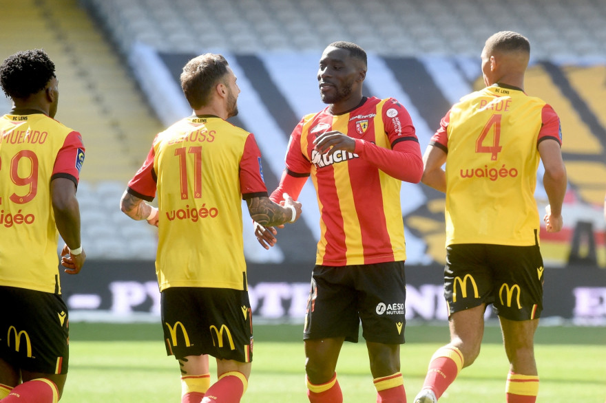 Le défenseur lensois Massadio Haidara célèbre son but inscrit face au Nîmes Olympique le 25 avril au stade Bollaert-Delelis (Lens).