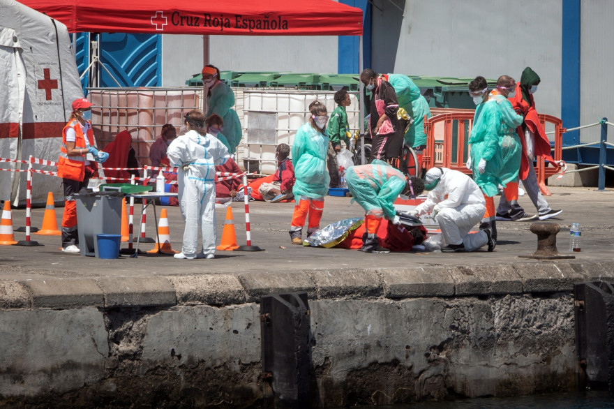 La Croix-Rouge espagnole venue en aide à des migrants dans les îles Canaries