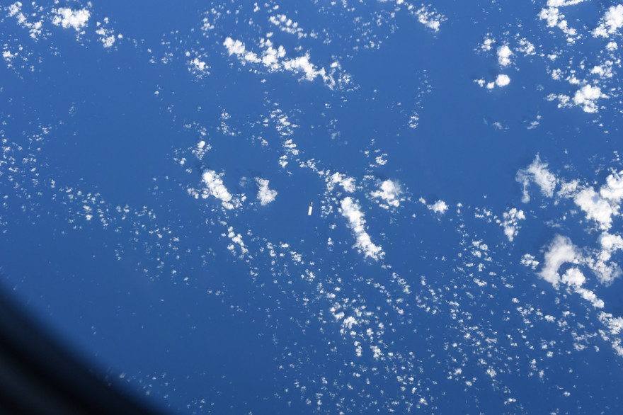 Cette photo réalisée par Thomas Pesquet montre la descente vers la Terre de la fusée Falcon 9 après le lancement de la mission Alpha le 23 avril 2021