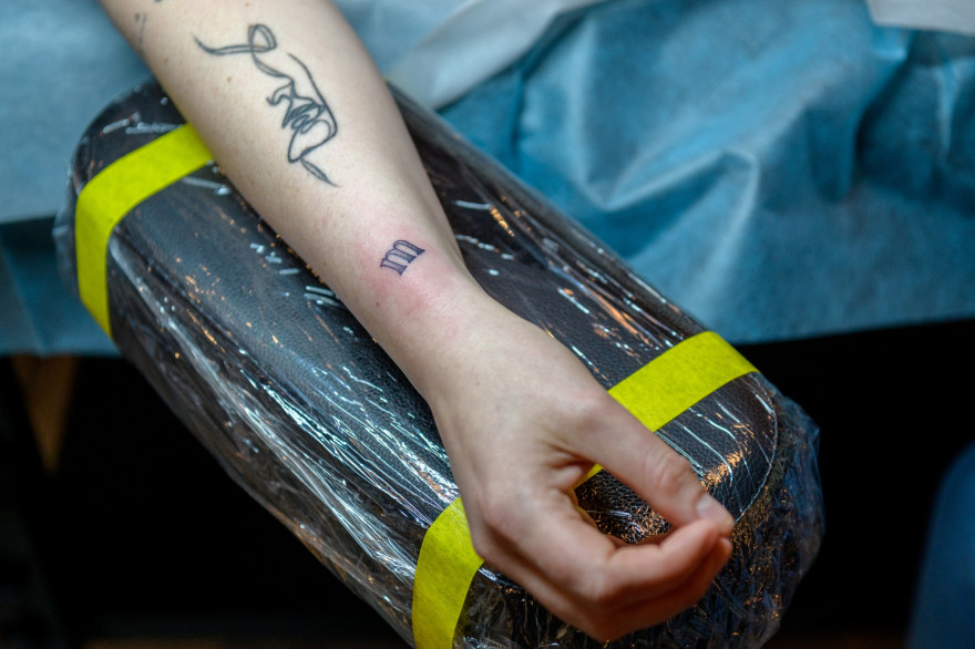 Abigail Glasgow montre ses tatouages temporaires à la boutique de tatouage éphémère le 21 avril 2021 à New York.